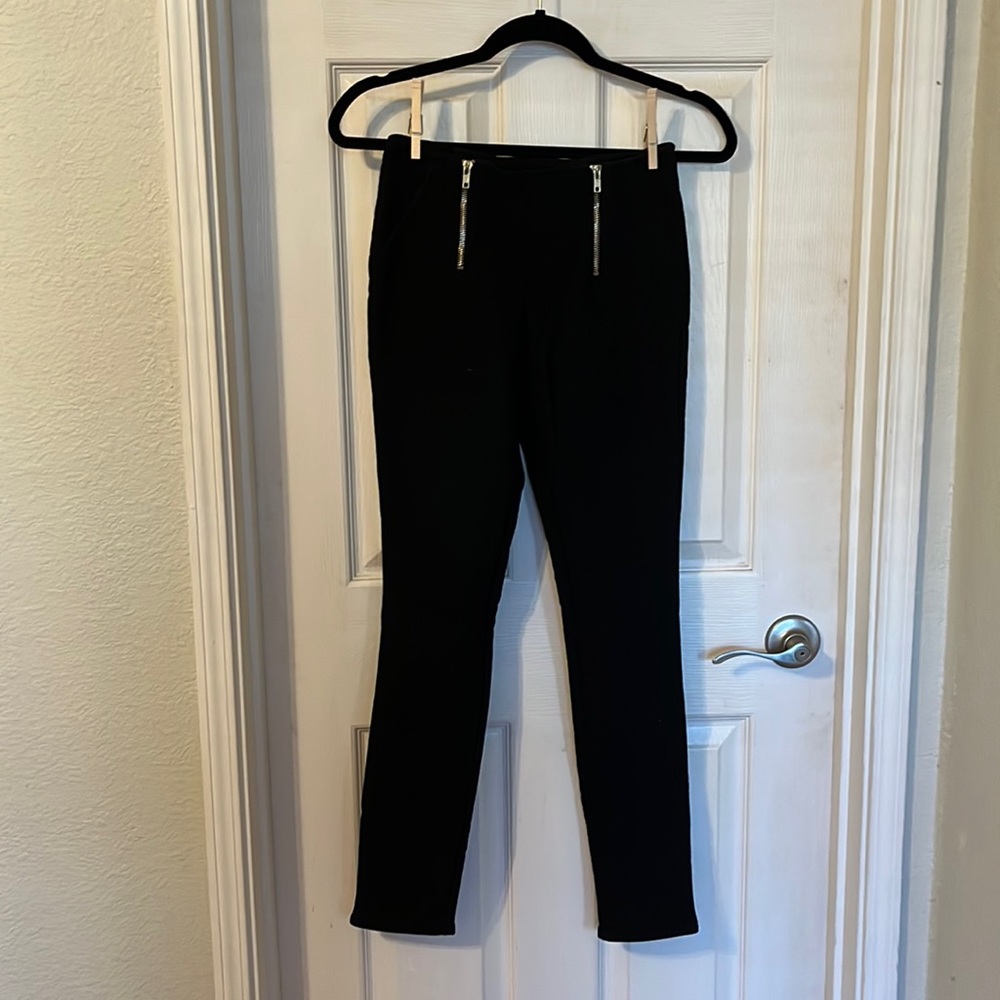 Goodnight Macaroon slip on leggings with front zipper detail and back pockets.